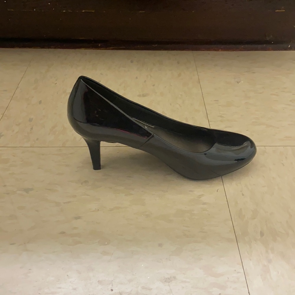 Brand new comfort plus heels. Size 6, 3 inch heels